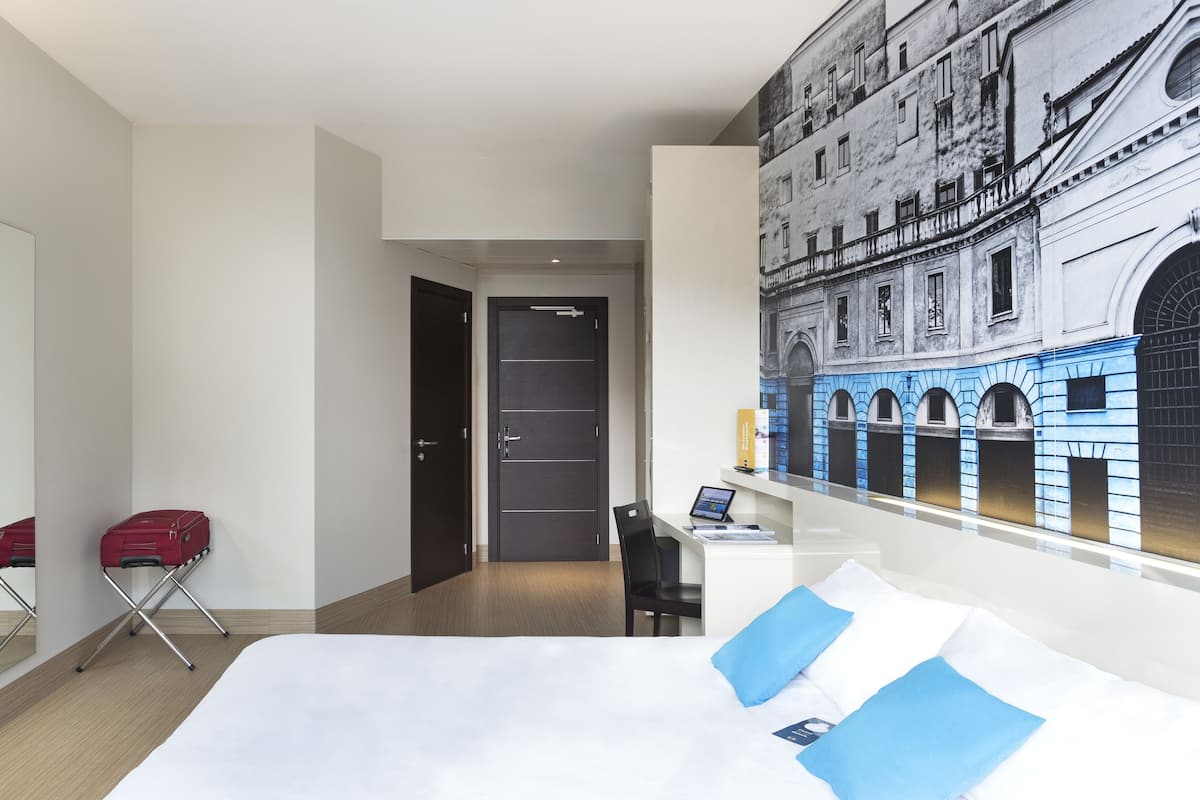 Camas com colchões de espuma com sistema de memória, cofres nos quartos