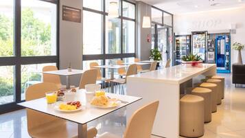 Petit déjeuner buffet (7.9 EUR par personne)