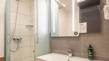 Bruser, brusehoved med spredningseffekt, hårtørrer, bidet