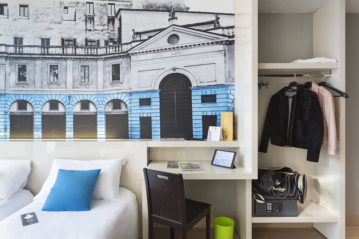 Quarto duplo, para não fumantes | Camas com colchões de espuma com sistema de memória, cofres nos quartos