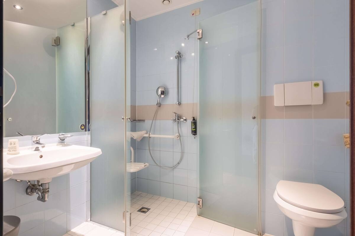 standard triple room, accessible, non smoking | bathroom | shower, rainfall showerhead, hair dryer, bidet