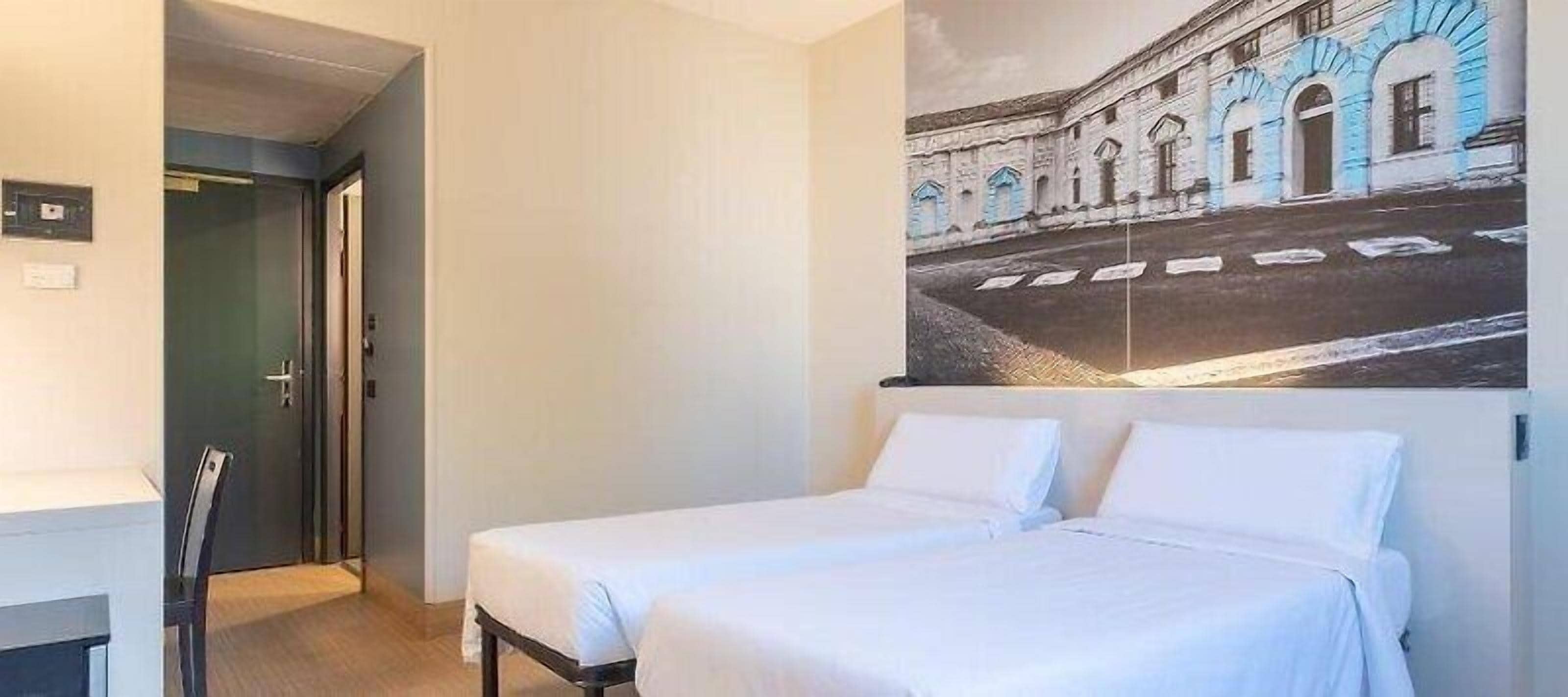 Chambre avec lits jumeaux, non-fumeurs | Matelas mémoire de forme, coffres-forts dans les chambres, bureau