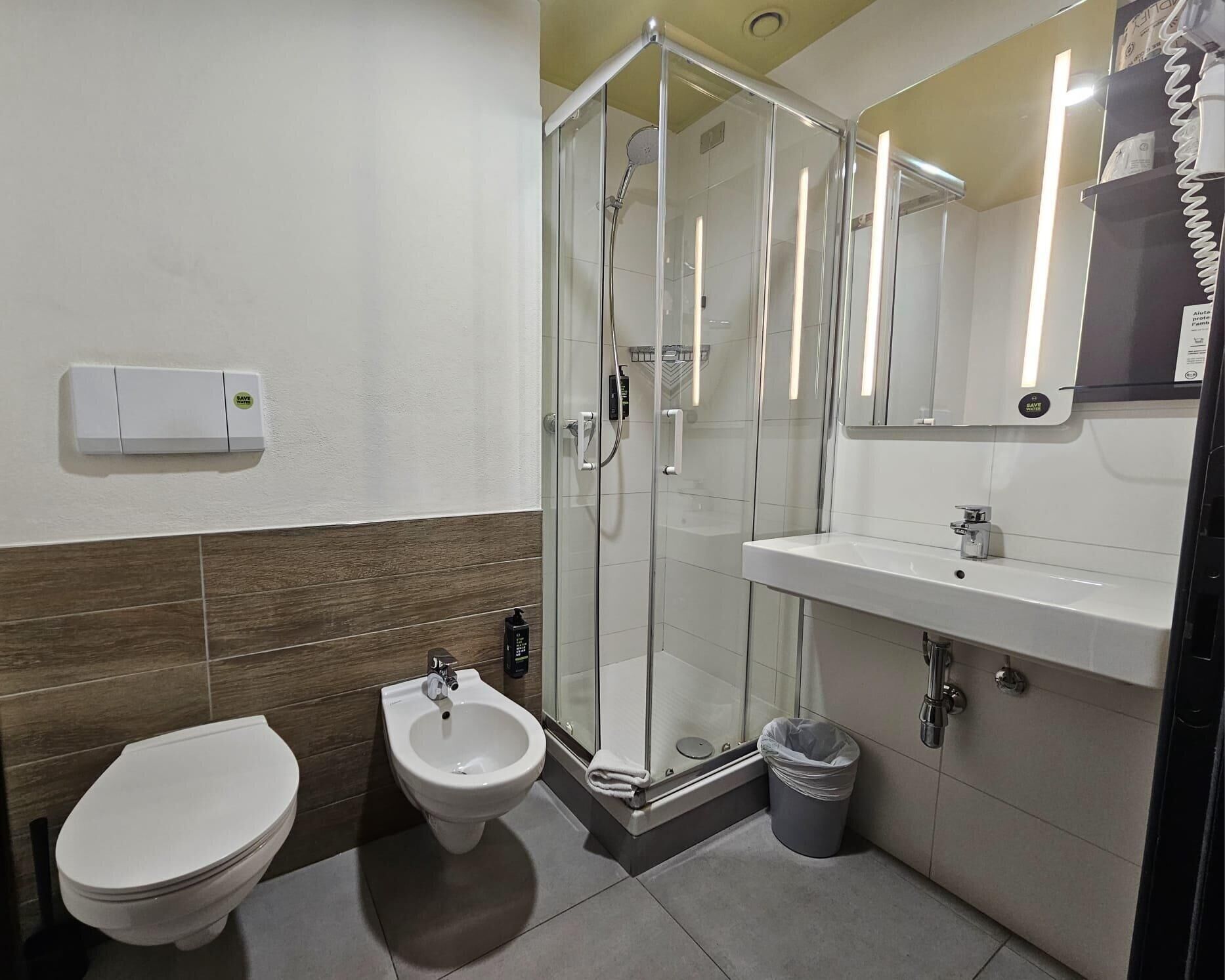 Memory-foam beds, in-room safe, desk, soundproofing