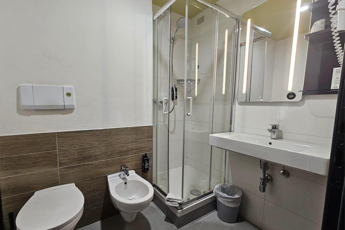 Memory-foam beds, in-room safe, desk, soundproofing