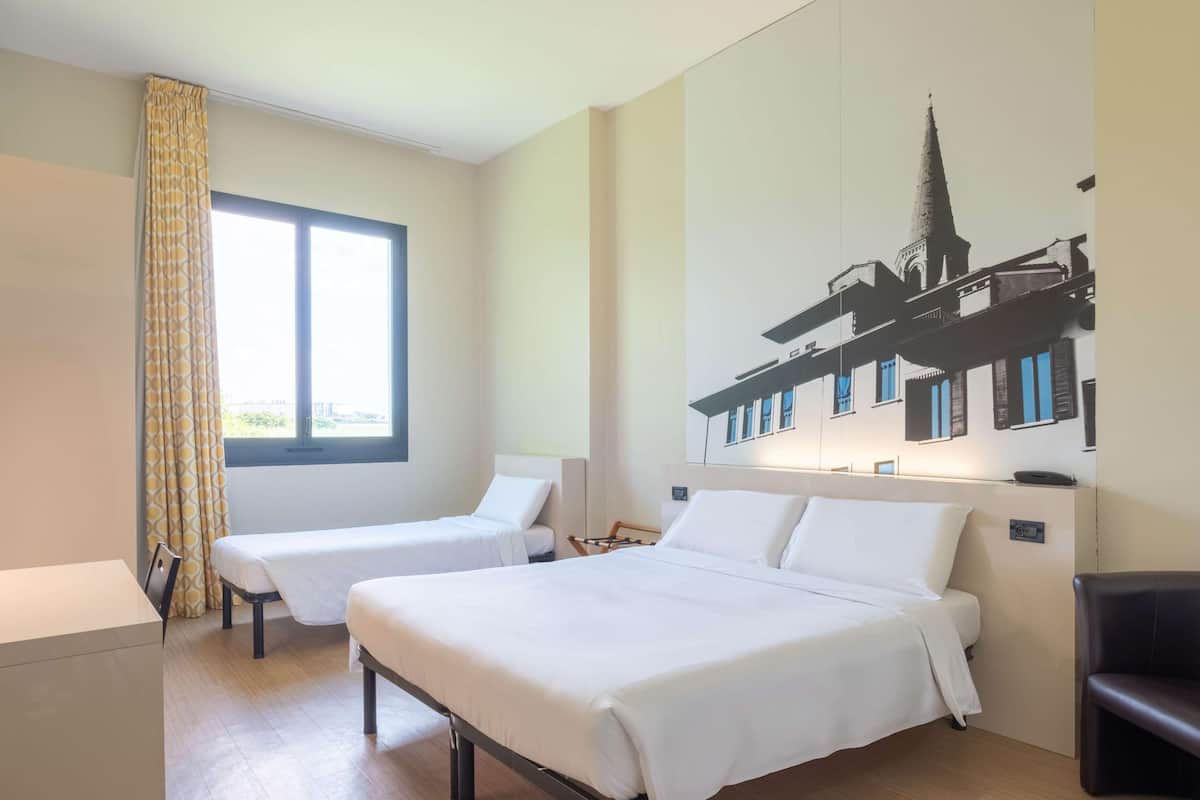 Chambre Triple Standard, accessible aux personnes à mobilité réduite, non-fumeurs | Matelas mémoire de forme, coffres-forts dans les chambres, bureau