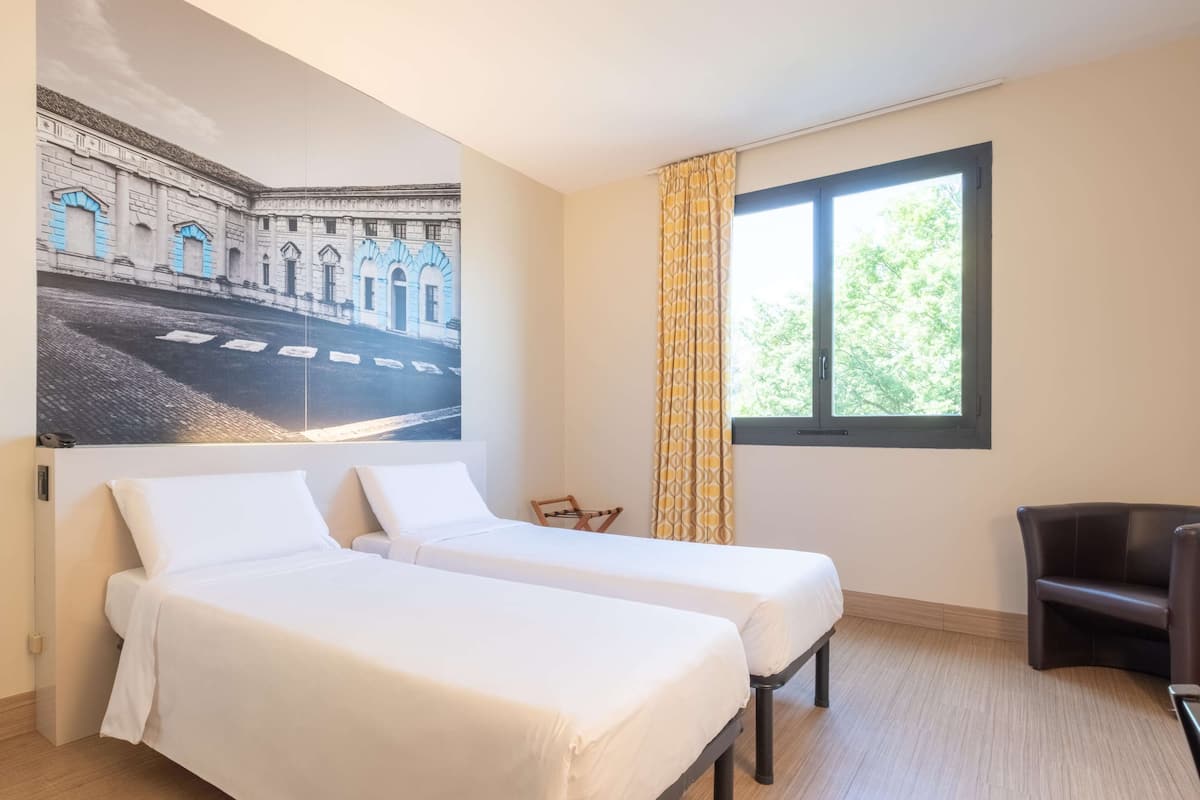 Chambre avec lits jumeaux, non-fumeurs | Matelas mémoire de forme, coffres-forts dans les chambres, bureau