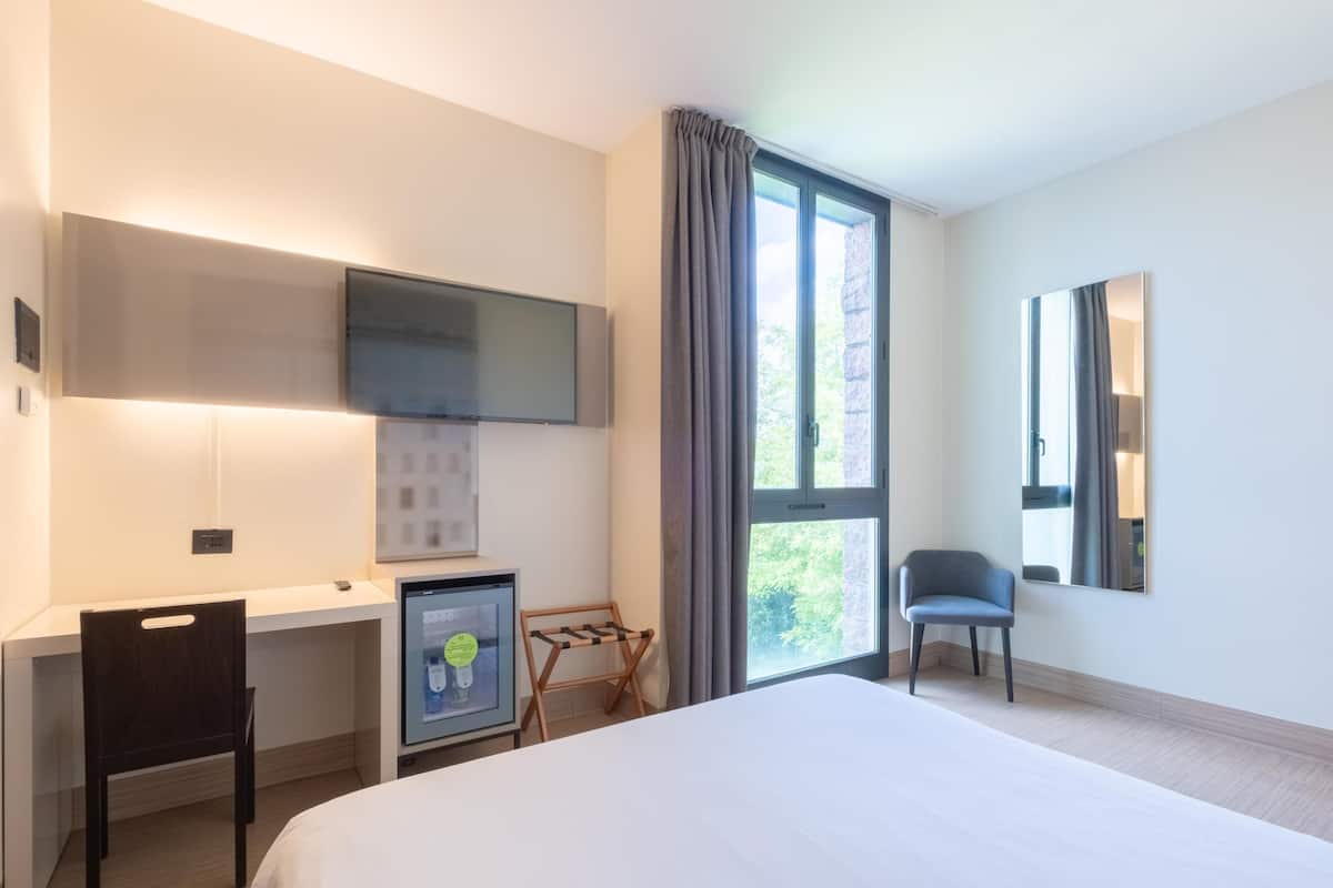 Memory-foam beds, in-room safe, desk, soundproofing