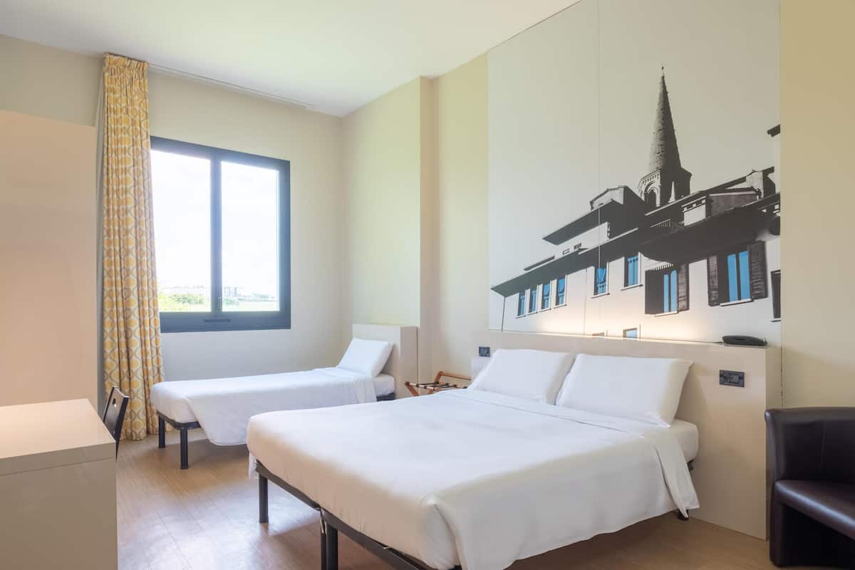 Memory-foam beds, in-room safe, desk, soundproofing