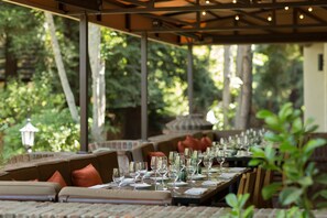 Petit-déjeuner, déjeuner et dîner servis sur place, vue sur la piscine