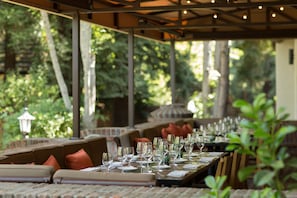 Se sirven desayunos, comidas y cocina americana con vista a la alberca