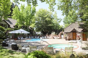Zimmer, Kamin (Harvest) | Pool | 2 Außenpools, geöffnet von 07:00 Uhr bis 23:00 Uhr, Cabañas (kostenlos)