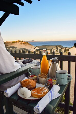 Una mesa de desayuno con vista a la playa y al océano.