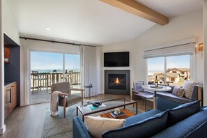 Suite Junior, 1 Tempat Tidur King, pemandangan samudra | Seprai katun Mesir, seprai premium, dan selimut bulu angsa