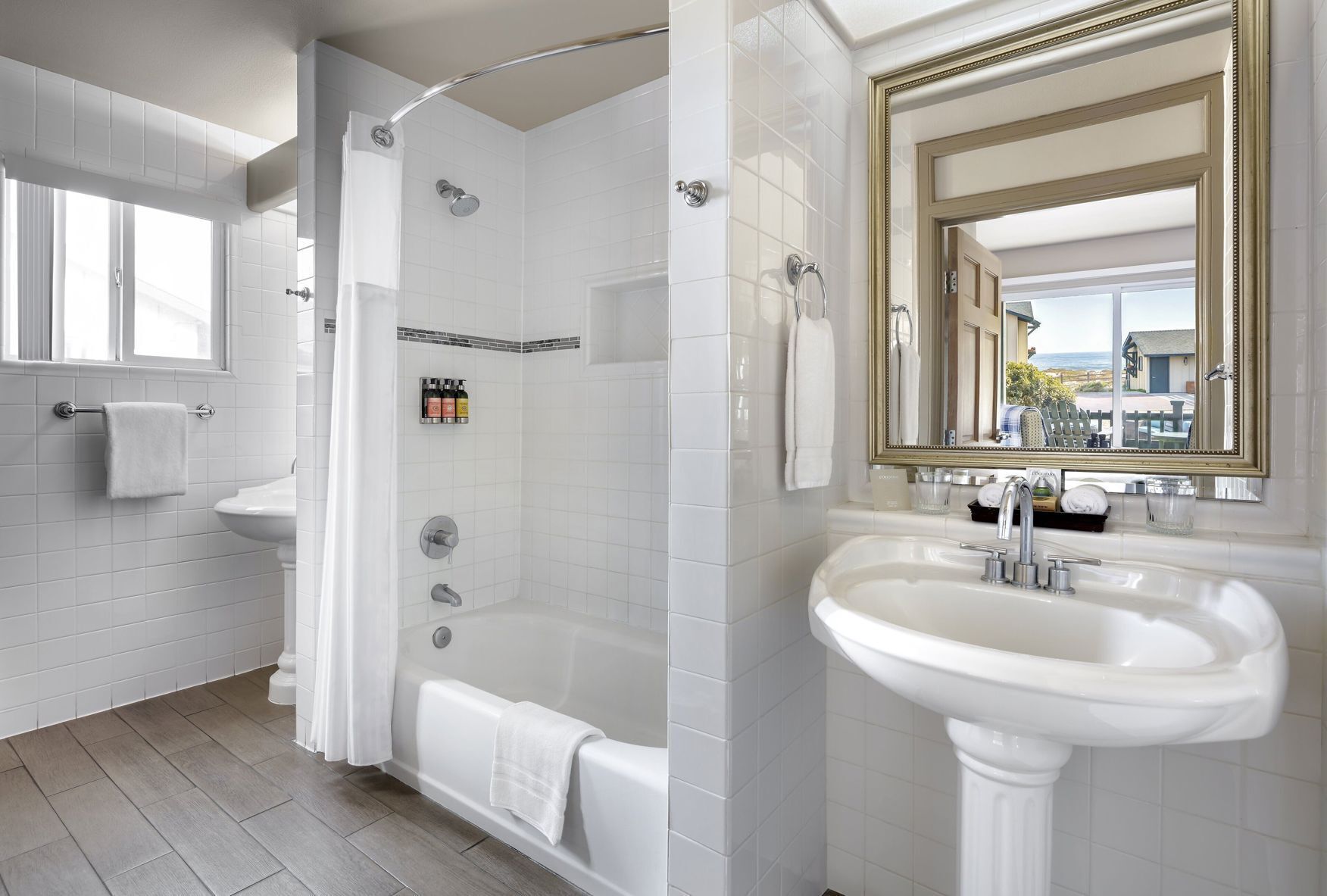 Baño | Amenidades de baño de diseñador, secadora de cabello, batas, pantuflas 