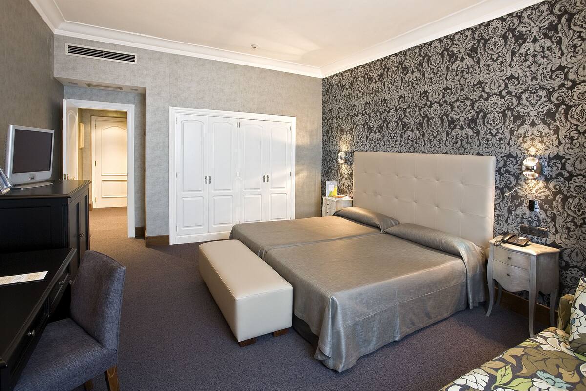 standard room | minibar, in-room safe, desk, laptop workspace