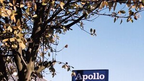 Un cartel del Hotel Apollo que enumera servicios como centro de convenciones, restaurante y estacionamiento.