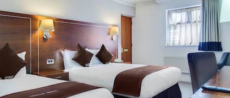 Premium Family Room | Senger med overmadrass, skrivebord og skrivebord for bærbar PC