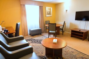 Suite (Twin) | Zona de estar | Una televisión LED