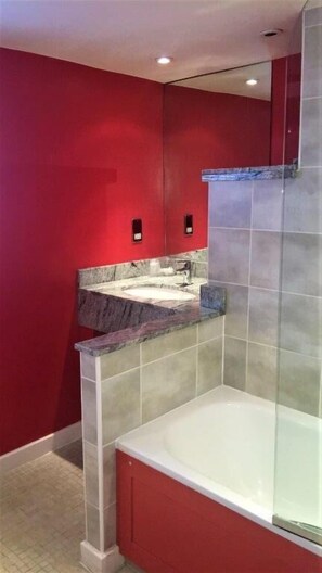 Chambre Double | Salle de bain | Douche, articles de toilette de luxe, sèche-cheveux, serviettes fournies