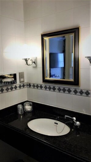 Executive Double Room | Bathroom sink