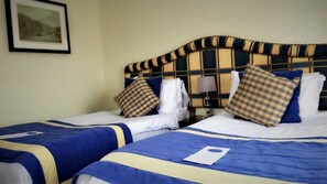 Chambre avec lits jumeaux | Coffres-forts dans les chambres, décoration personnalisée