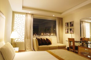 1 bedroom, premium bedding, desk, laptop workspace