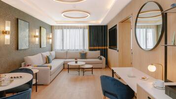 Suite – president | Oppholdsområde | En 65-tommers Flatskjerm-TV med Parabol-TV samt TV