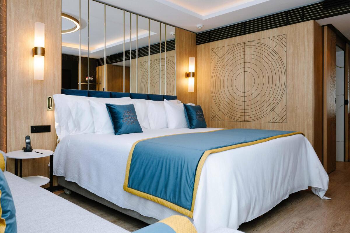 ห้องดีลักซ์ | เครื่องนอนระดับพรีเมียม, มินิบาร์, ตู้นิรภัยในห้องพัก, โต๊ะทำงาน