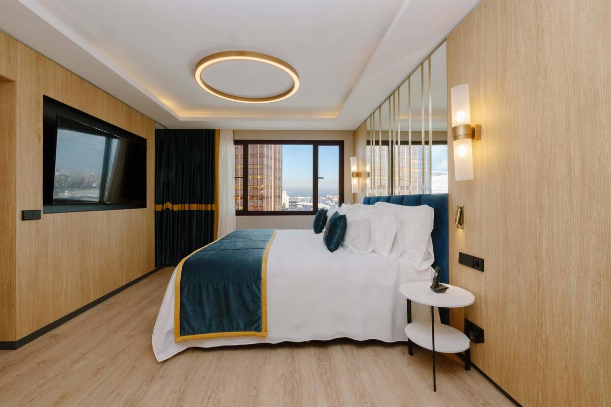 Suite presidencial | Ropa de cama de alta calidad, minibar, caja fuerte y escritorio