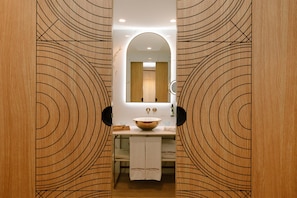 Chambre Premium | Salle de bain | Articles de toilette gratuits, sèche-cheveux, peignoirs, chaussons