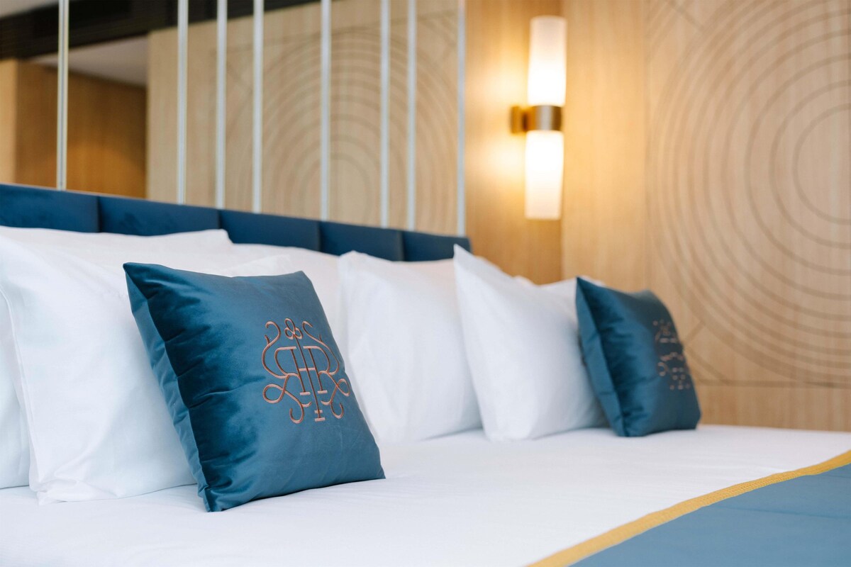 Ropa de cama de alta calidad y minibar 