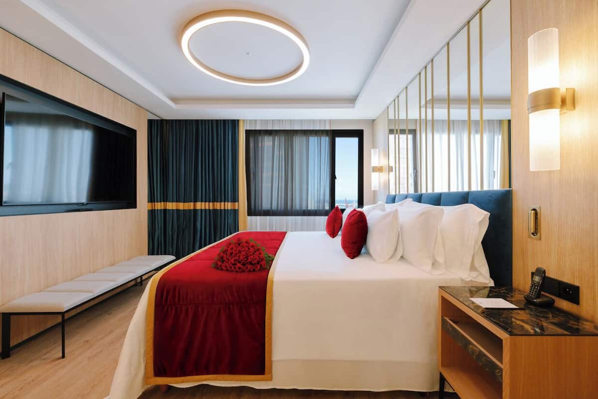 Premium bedding, minibar, in-room safe, desk