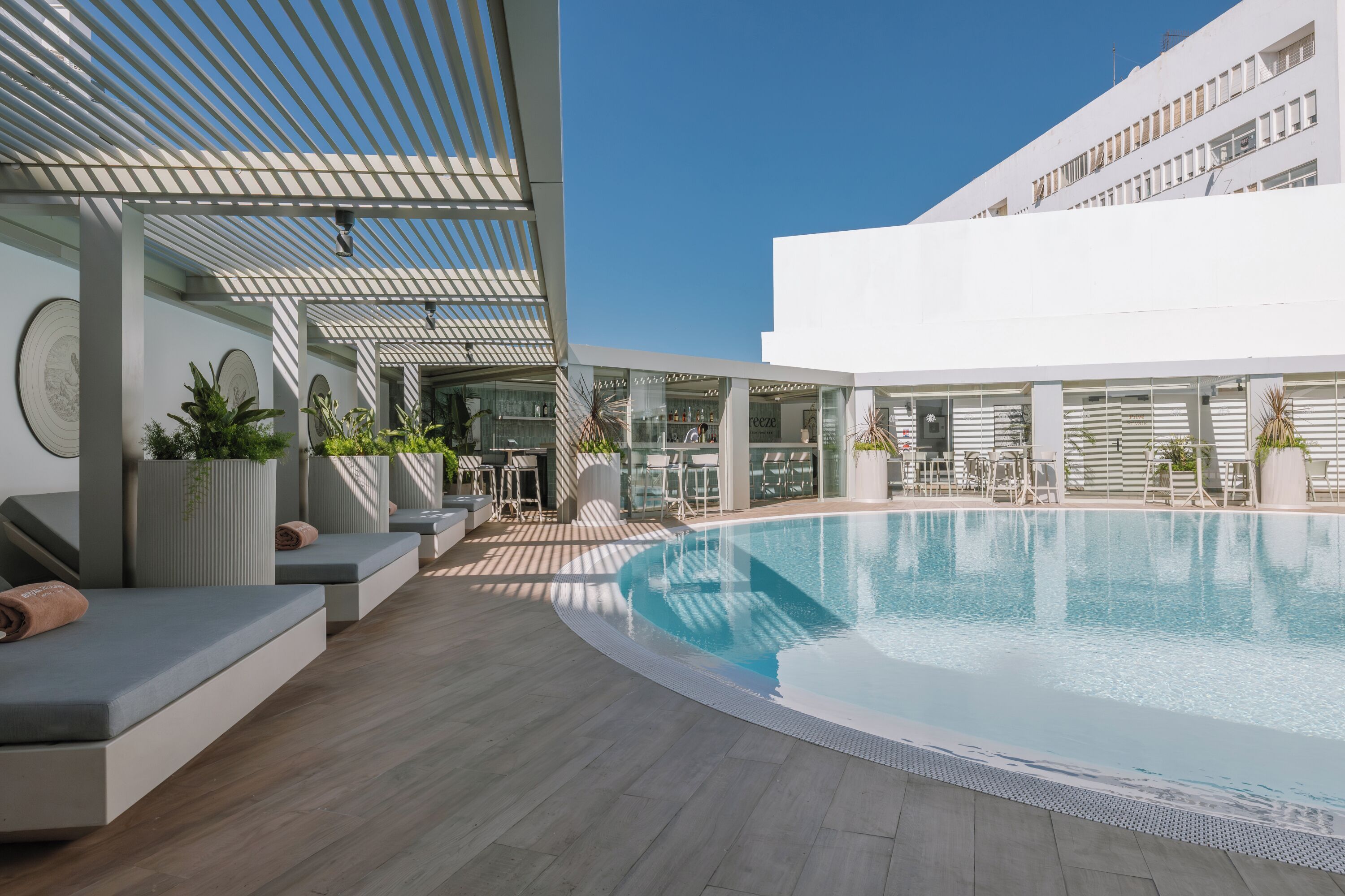 Una piscina al aire libre