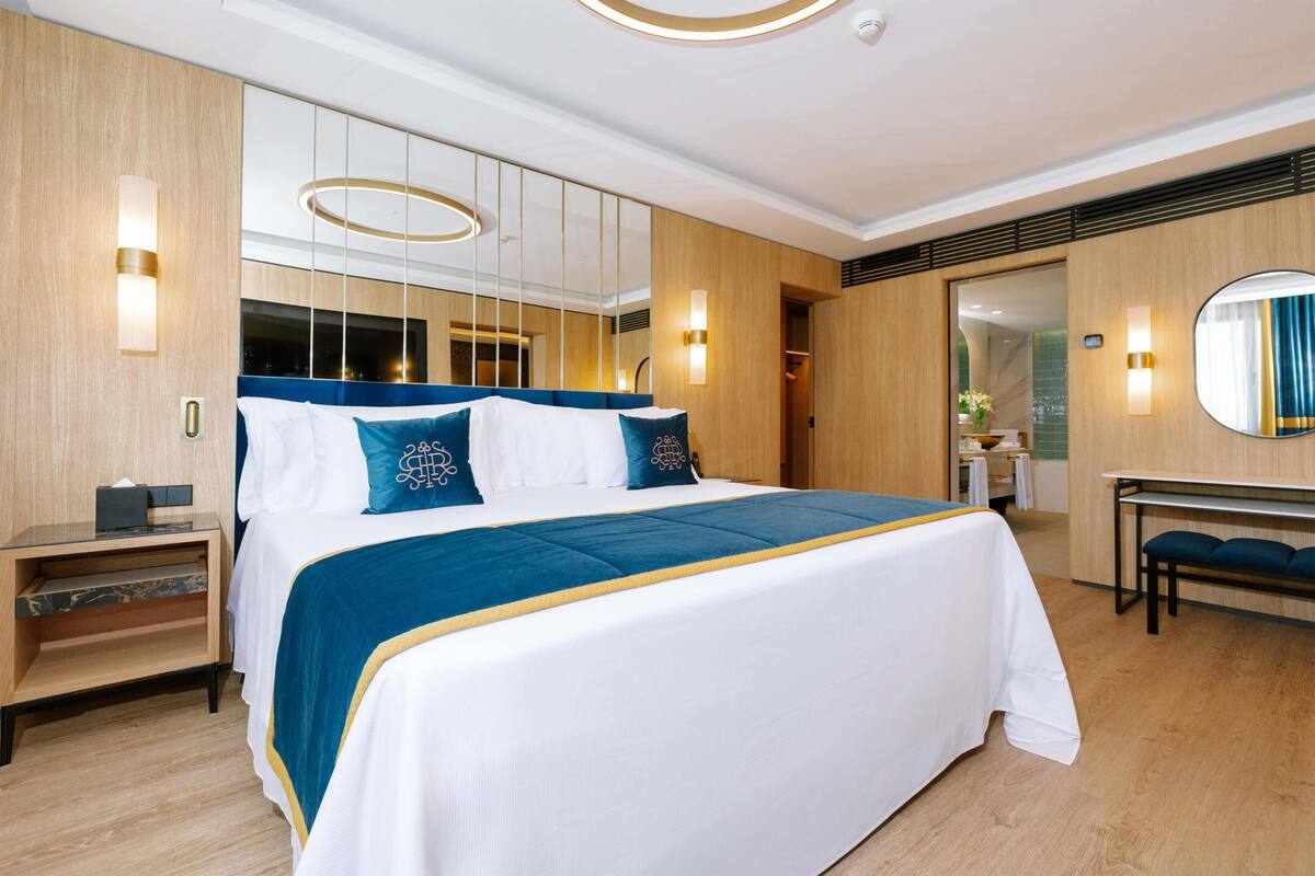 Premium Suite | Premium bedding, minibar, in-room safe, desk