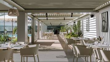 Bar junto a la piscina