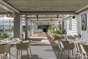 Poolside bar