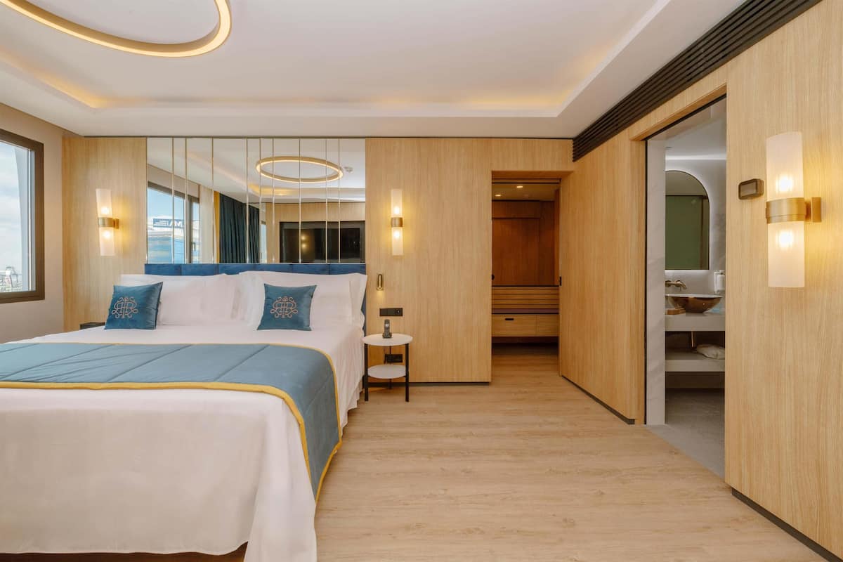 Premium bedding, minibar, in-room safe, desk