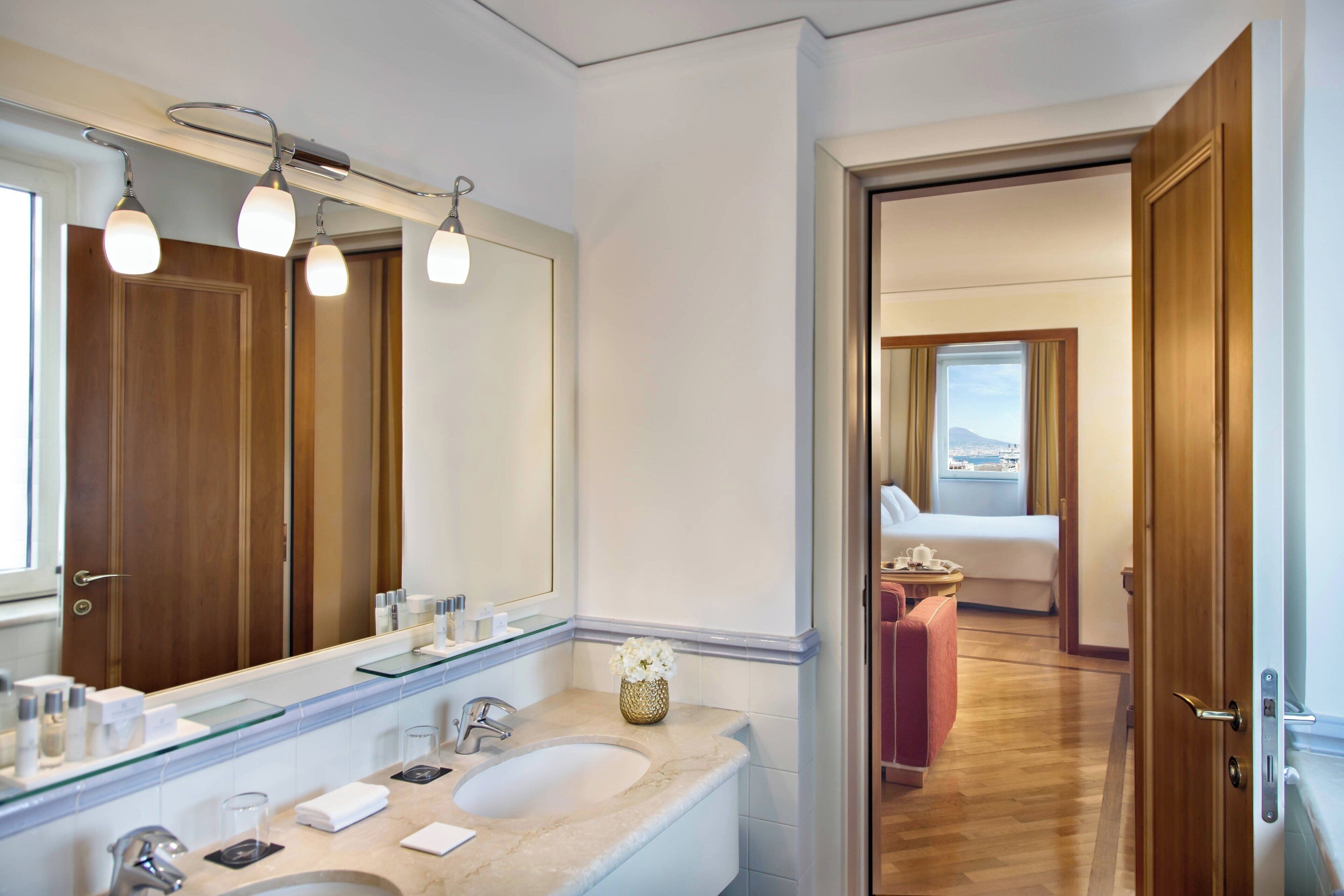 suite, 1 bedroom | bathroom | combined shower/bathtub, free toiletries, hair dryer, bidet
