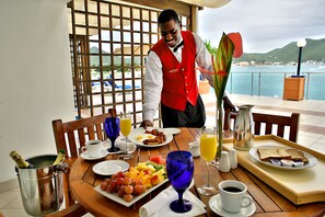 Suite, 1 Bedroom | Room service - dining