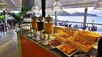 4 restaurants, breakfast, lunch, dinner served; seafood