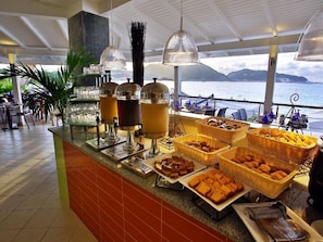 4 restaurants, servant le déjeuner et le dîner; cuisine de fruits de mer