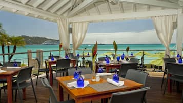 4 restaurants, breakfast, lunch, dinner served; seafood