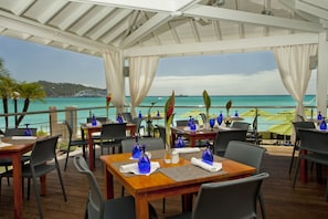 4 restaurants, servant le déjeuner et le dîner; cuisine de fruits de mer