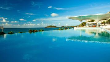 3 piscinas al aire libre, camas de piscina con cargo, sombrillas