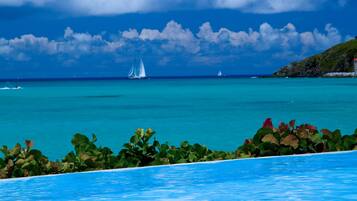 3 piscinas al aire libre, camas de piscina con cargo, sombrillas