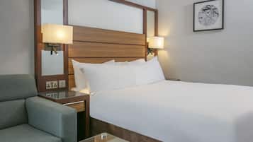 Caja de seguridad en la habitación, escritorio y cortinas blackout