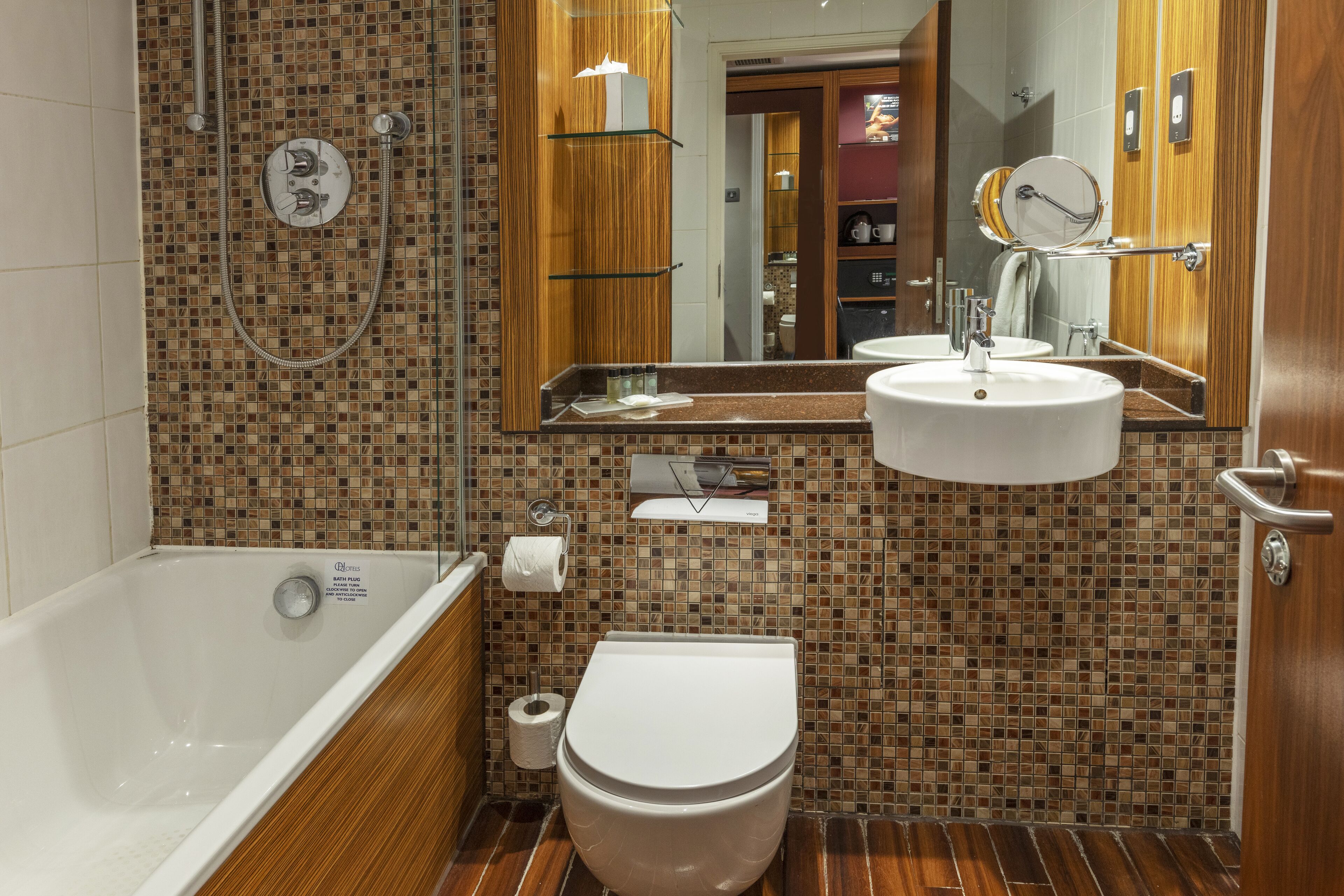 classic double room | bathroom | free toiletries, hair dryer, towels, soap