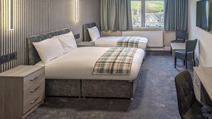 A hotel room with two beds, a desk, a chair, and a TV. - Britannia Aberdeen Hotel (Aberdeen)
