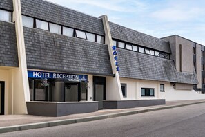 A hotel reception with a modern design, featuring a flat roof and large windows. - Britannia Aberdeen Hotel (Aberdeen)