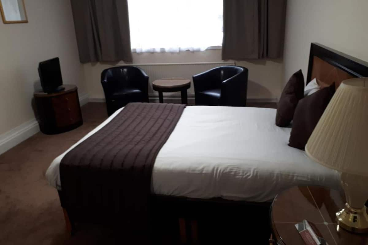 Standard Double Room | Desk, iron/ironing board, WiFi, bed sheets